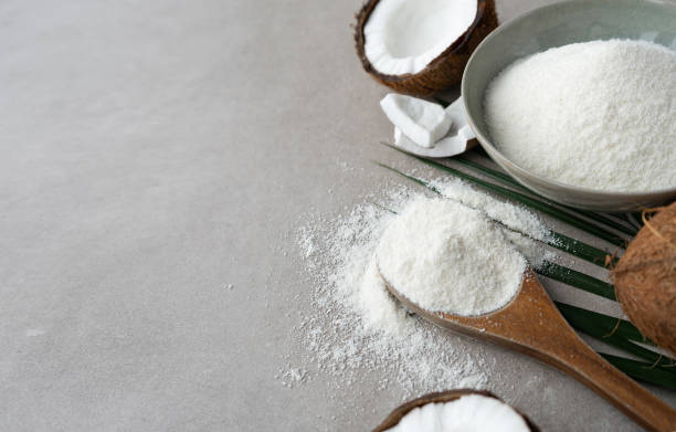 noci di cocco mature e farina di cocco bianca - powdered coconut foto e immagini stock