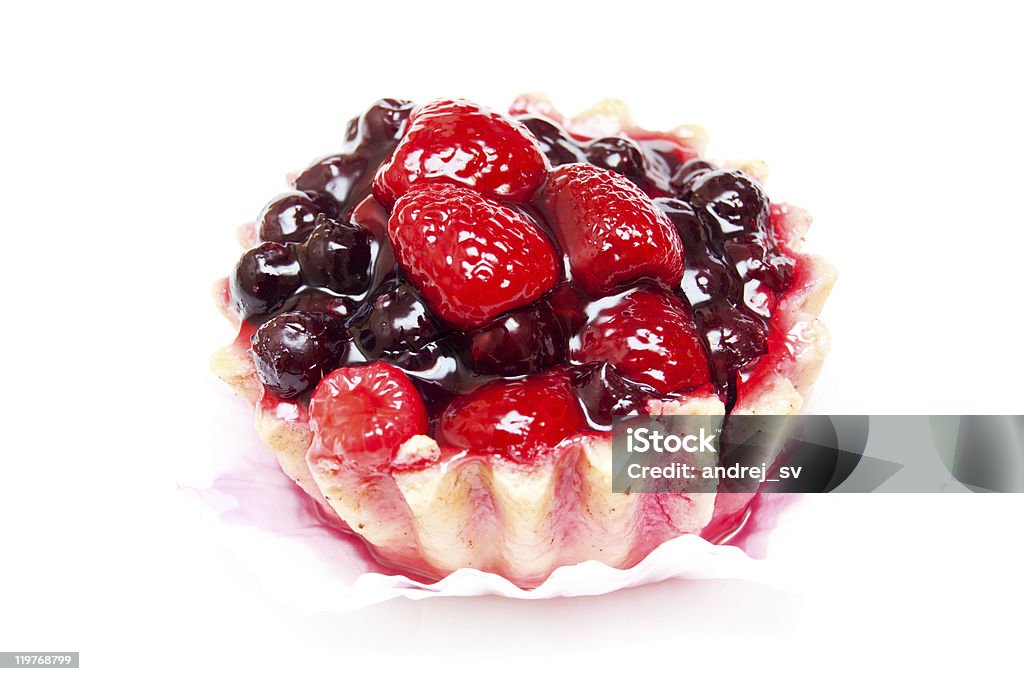 Bolo de frutas vermelhas, isolado no fundo branco - Foto de stock de Bolo de Frutas royalty-free