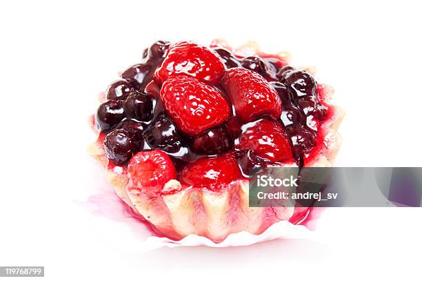 Foto de Bolo De Frutas Vermelhas Isolado No Fundo Branco e mais fotos de stock de Bolo de Frutas - Bolo de Frutas, Reluzente, Amontoamento