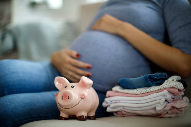zwangere vrouw sparen voor baby - pregnant count stockfoto's en -beelden