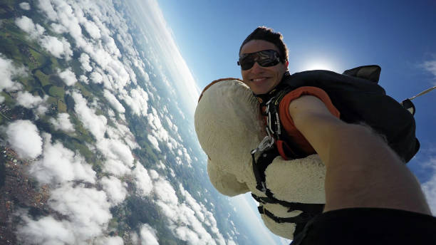 스카이 다이빙 테디 베어 익스트림 스포츠 - skydiving parachute parachuting helicopter 뉴스 사진 이미지