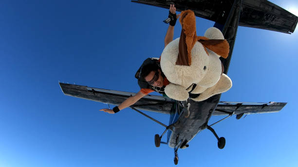 스카이 다이빙 테디 베어 익스트림 스포츠 - skydiving parachute parachuting helicopter 뉴스 사진 이미지