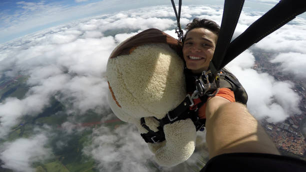 스카이 다이��빙 테디 베어 익스트림 스포츠 - skydiving parachute parachuting helicopter 뉴스 사진 이미지