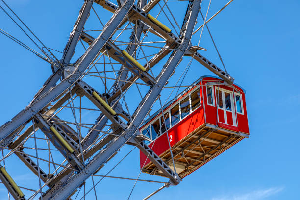 das riesenrad ist eines der wahrzeichen wiens. - wiener wurstelprater stock-fotos und bilder