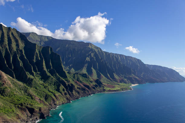 istock Na Pali Coast Kauai 1197698931