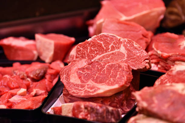 frische wurst und fleisch in der bar zum verkauf im supermarkt - butchers shop meat sausage store stock-fotos und bilder