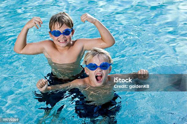 Photo libre de droit de Jeune Garçon Jouant Avec Des Lunettes Dans La Piscine banque d'images et plus d'images libres de droit de Bleu