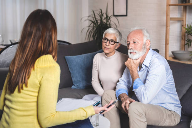 senior-paar löst probleme mit einem berater - couple senior adult sadness emotional stress stock-fotos und bilder