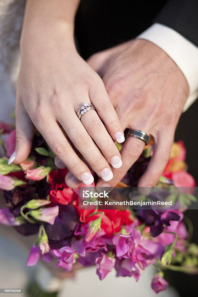 Close-up de casal caucasiano de mãos com anéis de Casamento - Royalty-free Anel de Casamento Foto de stock