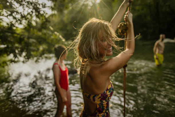 balanço de liana no rio - river swimming women water - fotografias e filmes do acervo