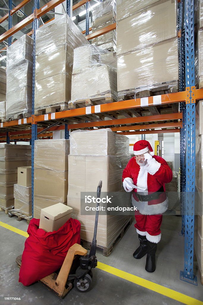 Santa claus verificar lista de presentes em armazém - Royalty-free Pai Natal Foto de stock