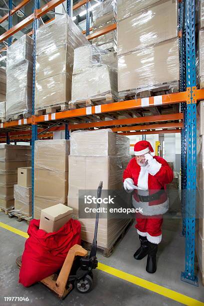 Santa Claus Verificar Lista De Presentes Em Armazém - Fotografias de stock e mais imagens de Pai Natal
