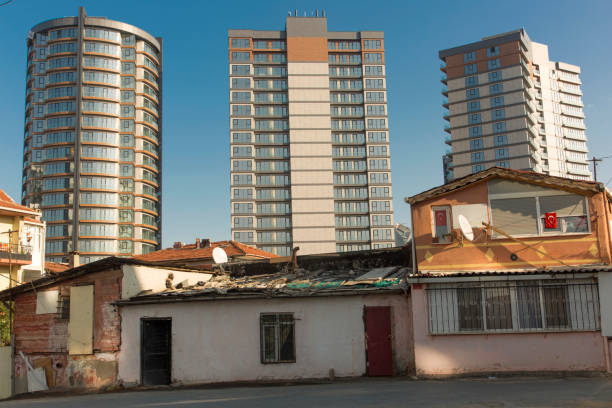 stadtumbau und neue wohngebäude. slum-häuser vor modernen gebäuden im stadtteil fikirtepe. immobilien, stadtleben, baubranchenkonzepte. horizontale nahaufnahme. - kadikoy district stock-fotos und bilder