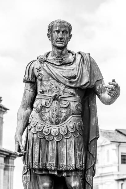 statue of roman emperor julius caesar at roman forum, rome, italy - imperial italy rome roman forum imagens e fotografias de stock