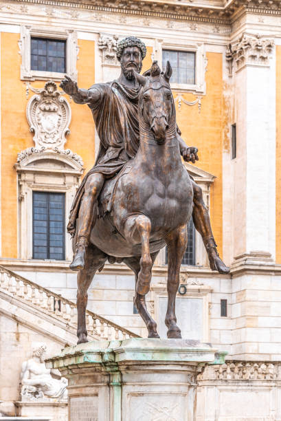 statua equestre dell'imperatore marco aurelio in piazza del campidoglio, campidoglio, roma, italia - piazza del campidoglio statue rome animal foto e immagini stock