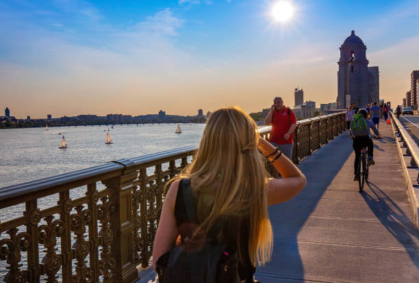 młoda dama przechodząca przez most longfellow i patrząca na panoramiczne spojrzenie na centrum bostonu i historyczne centrum - boston charles river cambridge skyline zdjęcia i obrazy z banku zdjęć