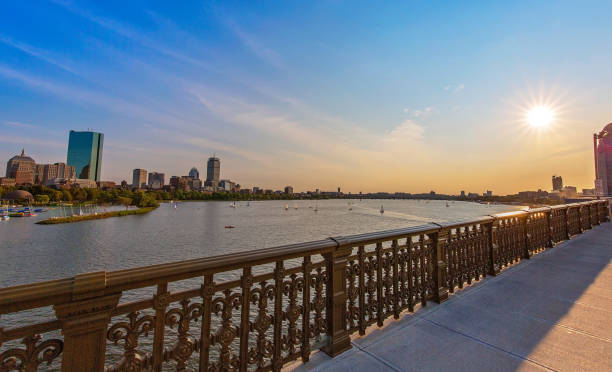 vista panoramica del centro di boston e del centro storico dal ponte longfellow sul fiume charles - cambridge massachusetts boston university foto e immagini stock