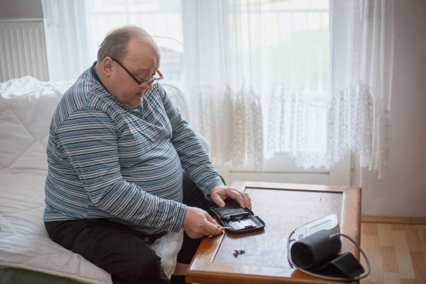 homem sênior que verific níveis de açúcar de sangue - diabetes blood illness chronic - fotografias e filmes do acervo