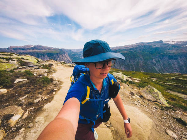 Handsome adventurous human taking selfie mountain. Woman traveler photo yourself action camera in nature. Travel Lifestyle adventure concept active vacations outdoor, hiking success and healthy life. guapo ser aventurera humana tomando la montaña selfie. mujer viajera foto a sí mismo cámara de acción en la naturaleza. concepto de aventura de estilo de vida de viaje vacaciones activas al aire libre, éxito de senderismo y vida saludable