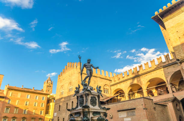 fuente de neptuno fontana del nettuno y palazzo re enzo edificio del palacio en piazza del nettuno neptuno en el centro histórico de bolonia, emilia-romaña, italia - enzo fotografías e imágenes de stock