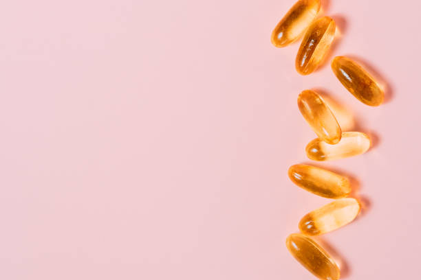 comprimidos na tabela cor-de-rosa. - vitamin pill lecithin group of objects capsule - fotografias e filmes do acervo