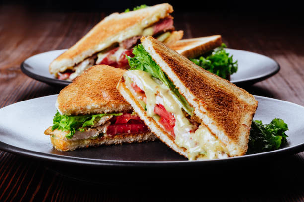 tomate de pan sándwich, lechuga y queso amarillo - close to cold colors color image fotografías e imágenes de stock