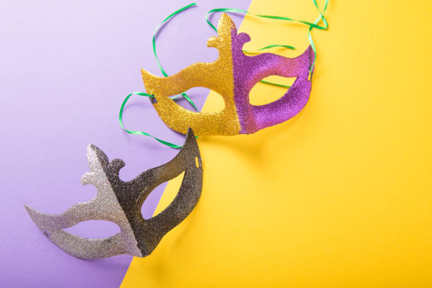 un grupo festivo y colorido de mardi gras o máscara de carnaval sobre un fondo púrpura. máscaras venecianas. - mardi gras new orleans mask bead fotografías e imágenes de stock