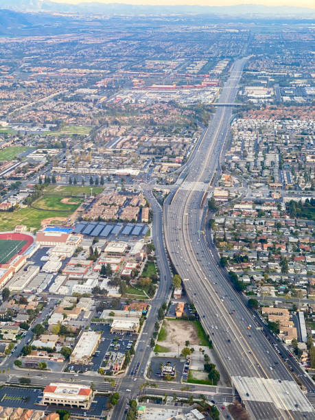 vista aerea della contea di orange in california - irvine california california orange county traffic foto e immagini stock