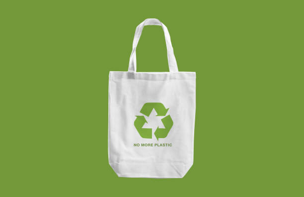 borsa in stoffa bianca con logo recycle sign - recycled bag foto e immagini stock