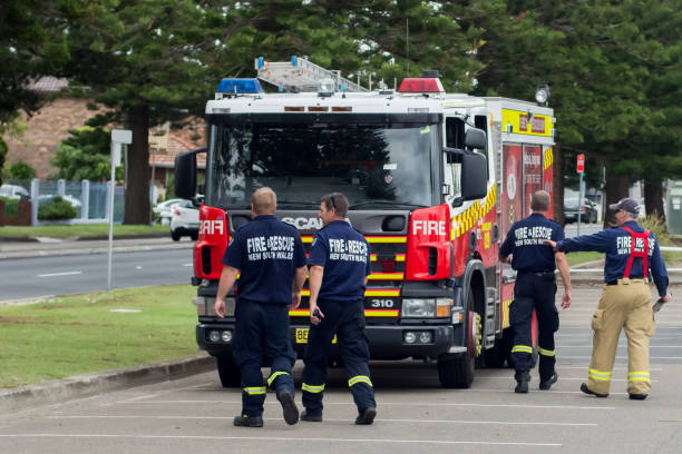 fire and rescue new south wales crew returning to their fire truck - new south wales imagens e fotografias de stock