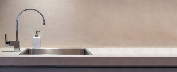 부엌 싱크대와 수도 꼭지 배너, 복사 공간, 전면 보기. - sink domestic kitchen kitchen sink faucet 뉴스 사진 이미지