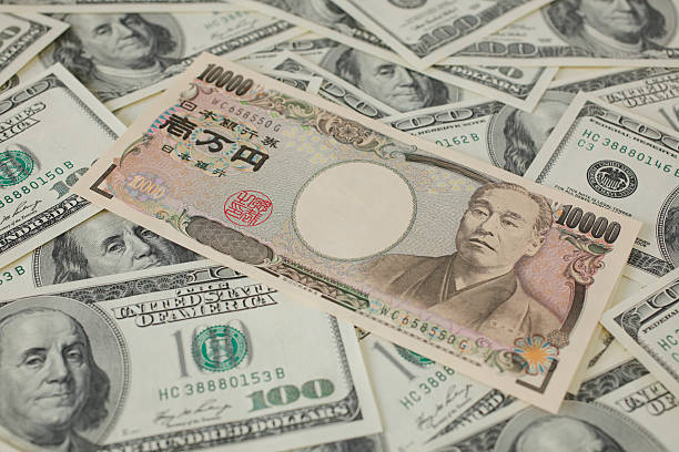 japanische 10.000 yen und 100-dollar-noten in der hand - japanischer yenschein stock-fotos und bilder