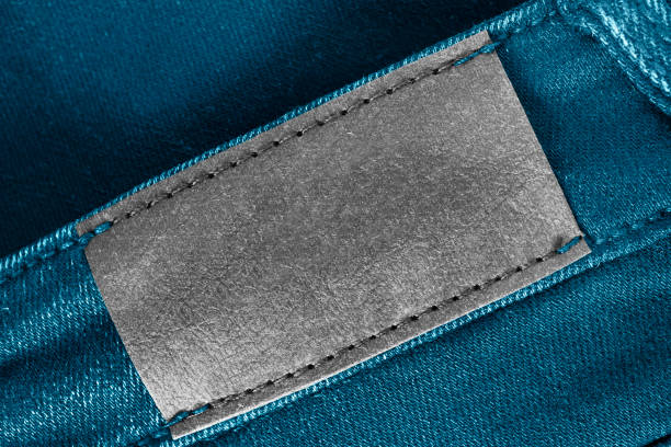 etichetta per vestiti vuoti - leather patch denim jeans foto e immagini stock