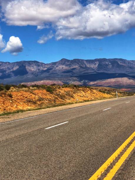 vista sulle montagne - panoramic california mountain range southwest usa foto e immagini stock