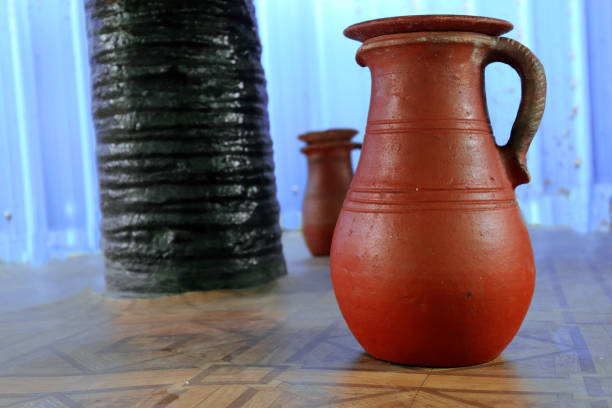 점토 뚜껑이있는 점토 물 냄비 - jug pitcher pottery old 뉴스 사진 이미지