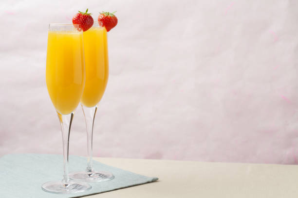 mimosa-cocktail und erdbeeren - champagne pink strawberry champaigne stock-fotos und bilder