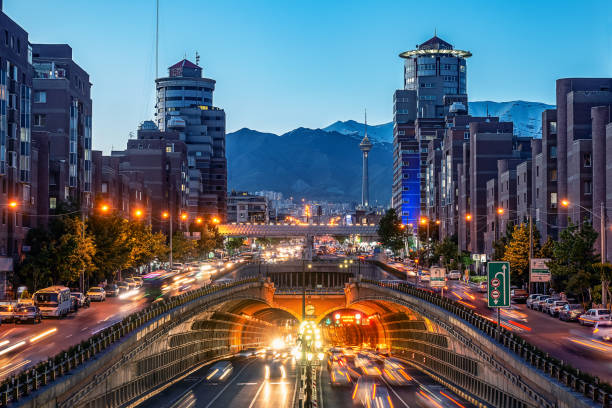 06/05/2019 teerã,irã,famosa vista noturna de teerã,fluxo de tráfego ao redor do túnel tohid com torre de milad e montanhas de alborz no fundo, túnel de tohid um do túnel urbano o mais longo em médio oriente - middle east highway street night - fotografias e filmes do acervo