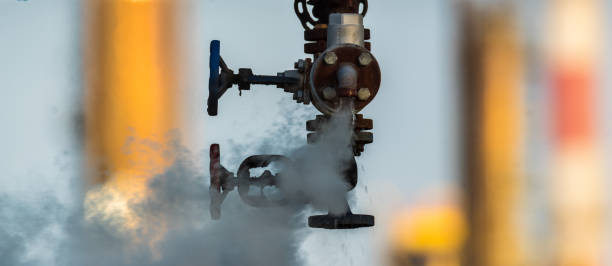 válvula quebrada no sistema hidráulico da fábrica, vazando líquido quente e vapor enorme pressão - rusty pipe iron metal - fotografias e filmes do acervo