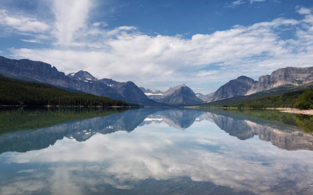 reflections at lake sherburne (glacier national park, montana) - mount grinnel imagens e fotografias de stock