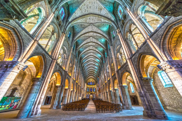 basílica de saint-remi en reims, francia. - catedral de reims fotografías e imágenes de stock