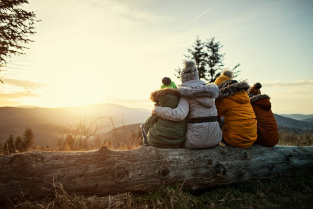 madre e bambini che si godono il tramonto in montagna - family happiness outdoors autumn foto e immagini stock
