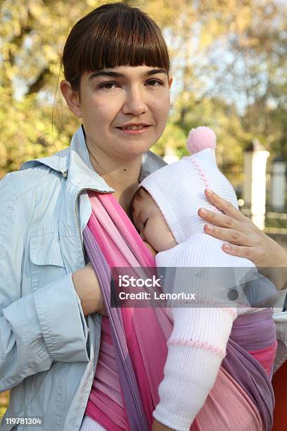 Allattare Al Senobambino - Fotografie stock e altre immagini di Allattare al seno - Bambino - Allattare al seno - Bambino, Marsupio - Attrezzatura per neonato, Madre