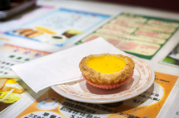 traditionelle eierpudding-torte in einem hong kong restaurant serviert - egg tart stock-fotos und bilder