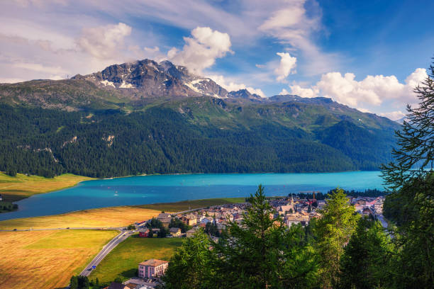lago silvaplana en suiza con atletas que utilizan el viento para volar sobre el agua - st moritz engadine landscape village fotografías e imágenes de stock