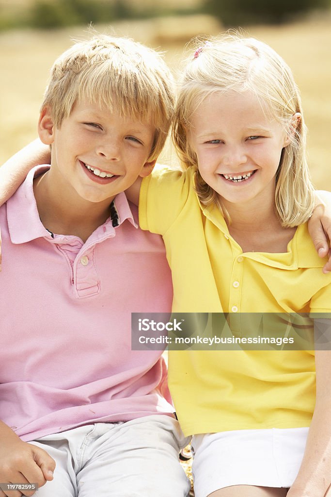 Retrato de menino e Menina no campo de Verão - Royalty-free 8-9 Anos Foto de stock