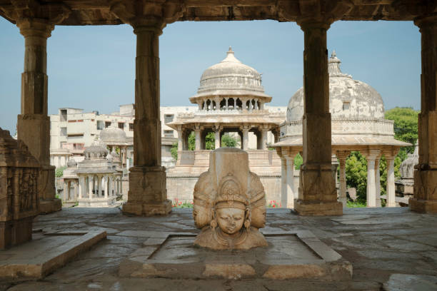 sculpture of hindu tripartite gods and royal cenotaphs in udaipur, rajasthan, india. - ahar cenotaphs imagens e fotografias de stock