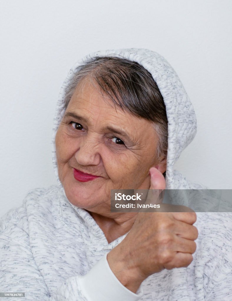 Potret nenek yang lucu. Seorang wanita tua membuat gerakan hipster dengan tangannya "OK". Fashion hipster wanita bersenang-senang. Momen lucu bersama nenek seorang wanita. Gaya hidup dan konsep orang - Bebas Royalti Aksesori pribadi Foto Stok