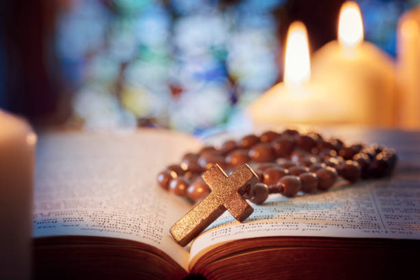 cuentas de rosario y crucifijo cruz en la santa biblia - rosario fotografías e imágenes de stock