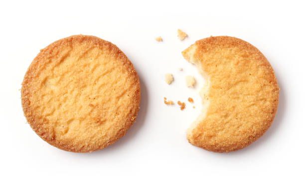 galletas de mantequilla aisladas sobre fondo blanco, vista superior - crumb cookie isolated biscuit fotografías e imágenes de stock
