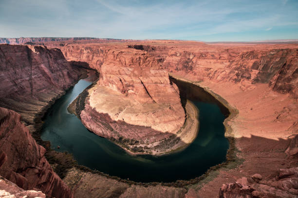 horseshoe bend en el río colorado - majestic mountain river horseshoe bend fotografías e imágenes de stock